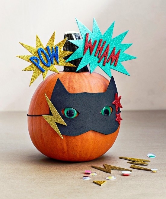 Halloween Kürbis bemalen – 140 künstlerische Ideen und Anleitungen superheld schwarze katze maske