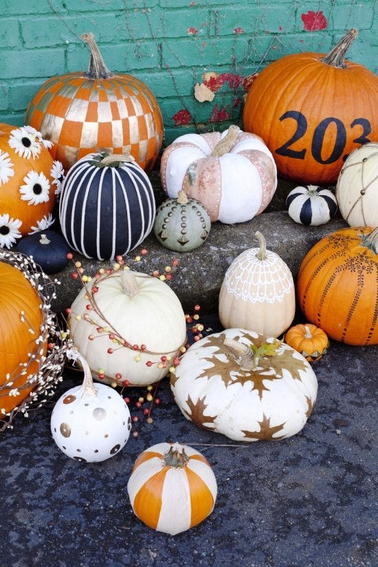 Halloween Kürbis bemalen – 140 künstlerische Ideen und Anleitungen unterschiedliche bunte kürbisse deko