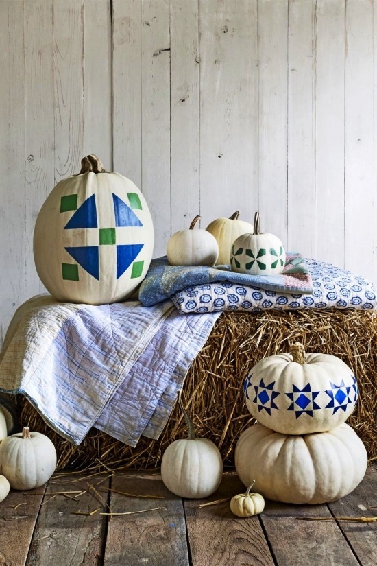Halloween Kürbis bemalen – 140 künstlerische Ideen und Anleitungen weiße kürbisse mit blauer farbe bemalen