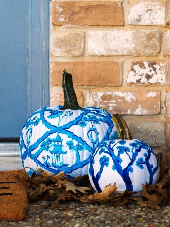 Halloween Kürbis bemalen – 140 künstlerische Ideen und Anleitungen weißer kürbis mit china blaue farbe deko
