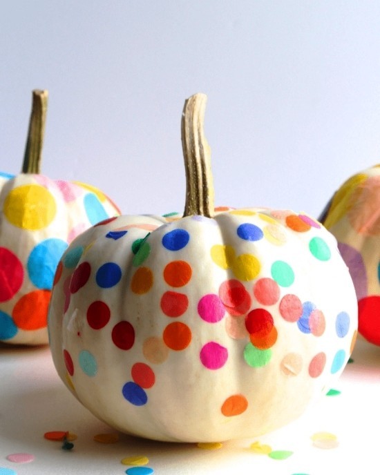 Halloween Kürbis bemalen – 140 künstlerische Ideen und Anleitungen weißer kürbis mit konfetti bunt