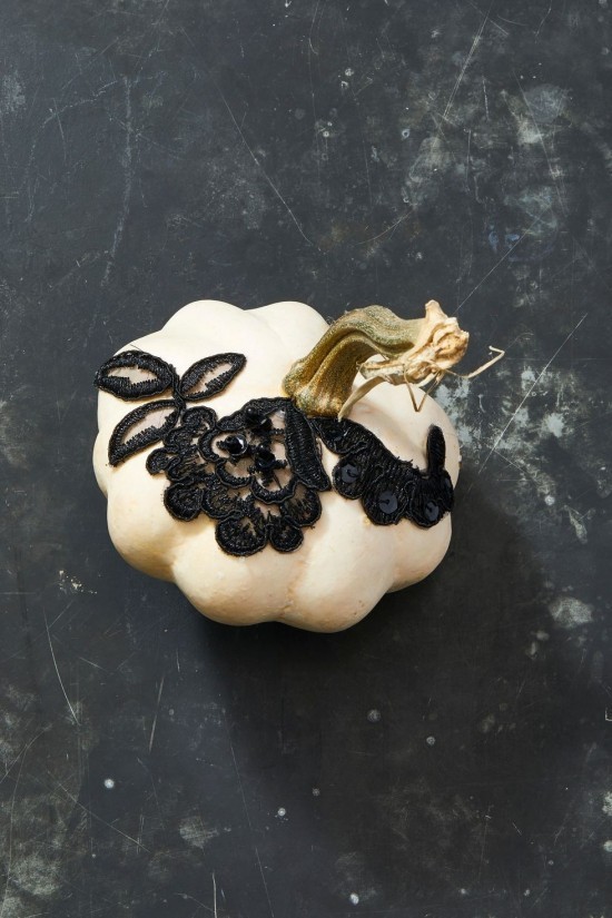Halloween Kürbis bemalen – 140 künstlerische Ideen und Anleitungen weißer kürbis mit spitze schwarz
