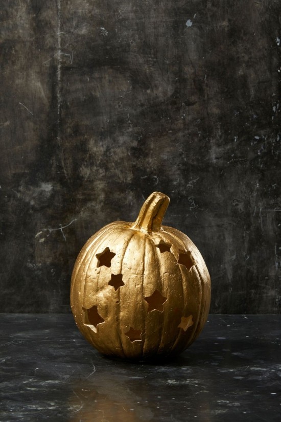 Halloween Kürbis schnitzen – 70 Ideen und Tipps goldener kürbis mit sternen muster
