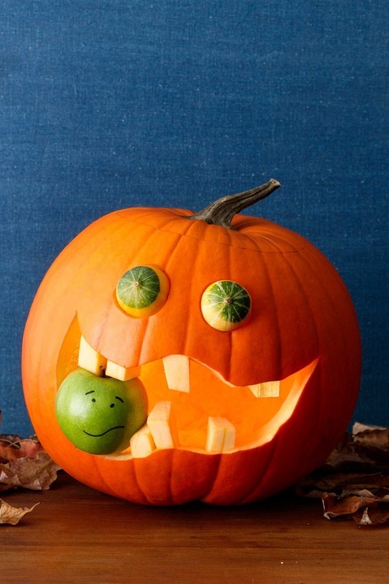 Halloween Kürbis schnitzen – 70 Ideen und Tipps gruseliger kürbis monster isst apfel
