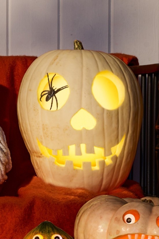 Halloween Kürbis schnitzen – 70 Ideen und Tipps gruseliges schädel mit spinne