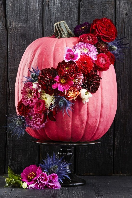 Halloween Kürbis schnitzen – 70 Ideen und Tipps hübsches design mit blumen strauß