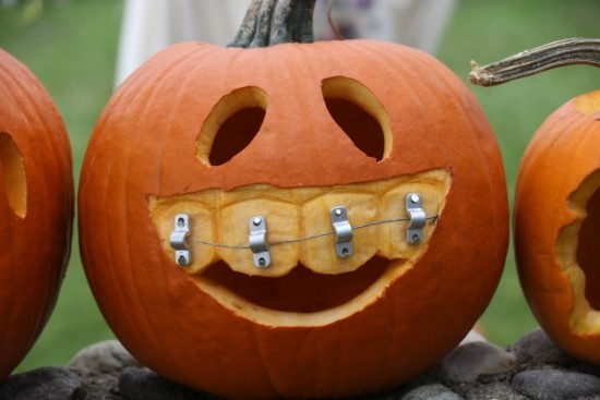 Halloween Kürbis schnitzen – 70 Ideen und Tipps kürbis mit alten zahnspangen