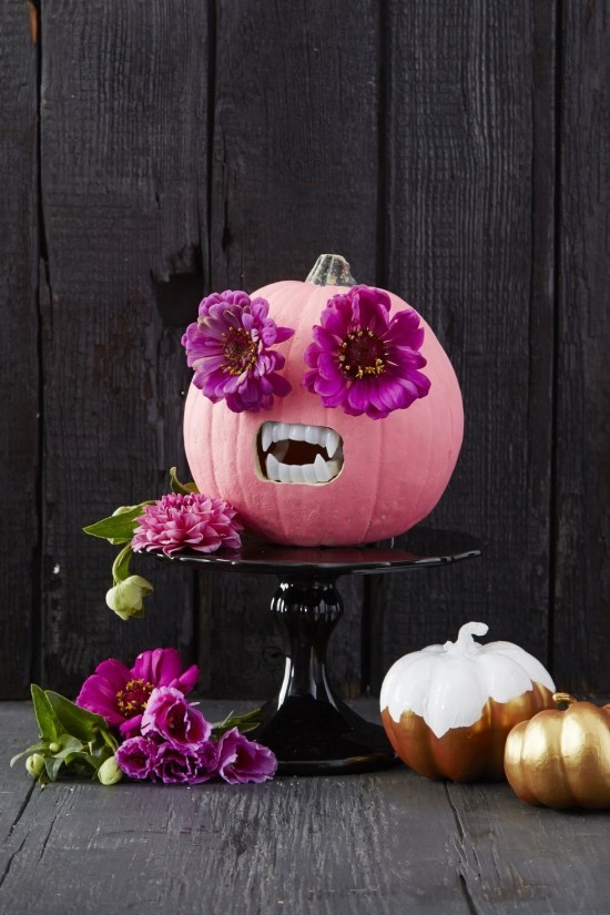 Halloween Kürbis schnitzen – 70 Ideen und Tipps rosa kürbis monster mit blumen und zähnen