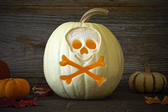Halloween Kürbis schnitzen – 70 Ideen und Tipps schädel und knochen piraten symbol