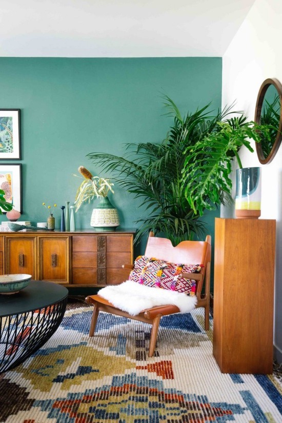 Ist die Wandfarbe Dunkelgrün richtig für Sie Design-Tipps und Ideen bunt boho stil mit akzentwand und pflanzen
