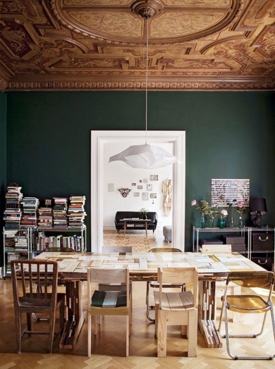Ist die Wandfarbe Dunkelgrün richtig für Sie Design-Tipps und Ideen grüne akzentwand und holz elementen