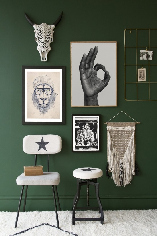 Ist die Wandfarbe Dunkelgrün richtig für Sie Design-Tipps und Ideen olivengrüne wand mit fotogalarie deko
