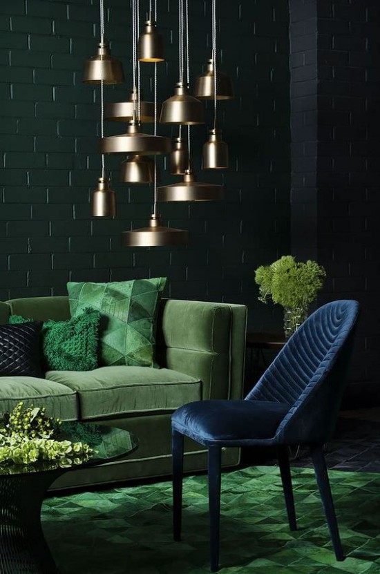 Ist die Wandfarbe Dunkelgrün richtig für Sie Design-Tipps und Ideen schwarze wände grüner sofa und marine blau