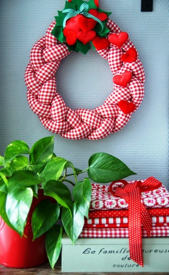 Türkranz zu Weihnachten selber gestalten stoff kranz geflechtet lustig rot weiß