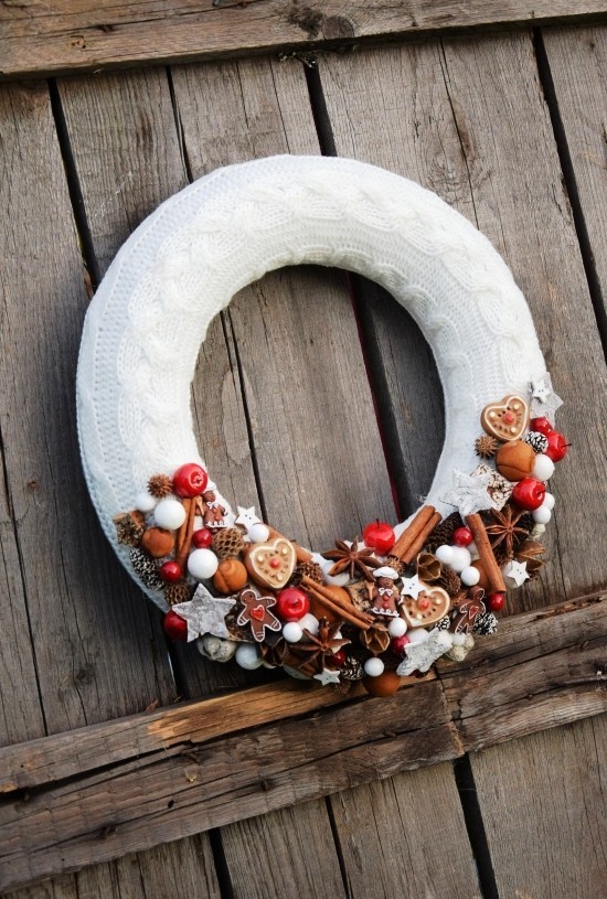 Türkranz zu Weihnachten selber gestalten upcycle kranz aus pullover und aromatische details