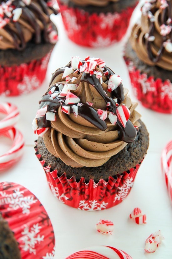 Weihnachtliche Muffins selber backen und dekorieren einfache schoko muffins mit pfefferminz zuckerstangen