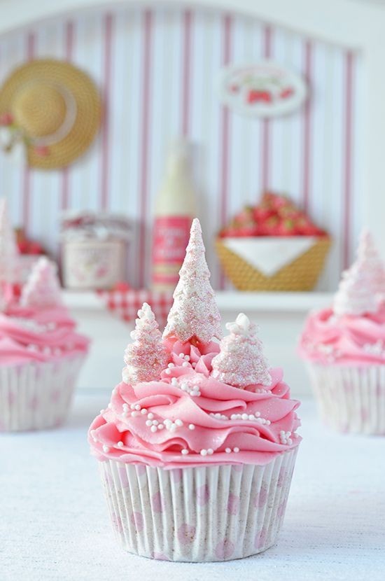 Weihnachtliche Muffins selber backen und dekorieren mit rosa glasur und tannenbäume