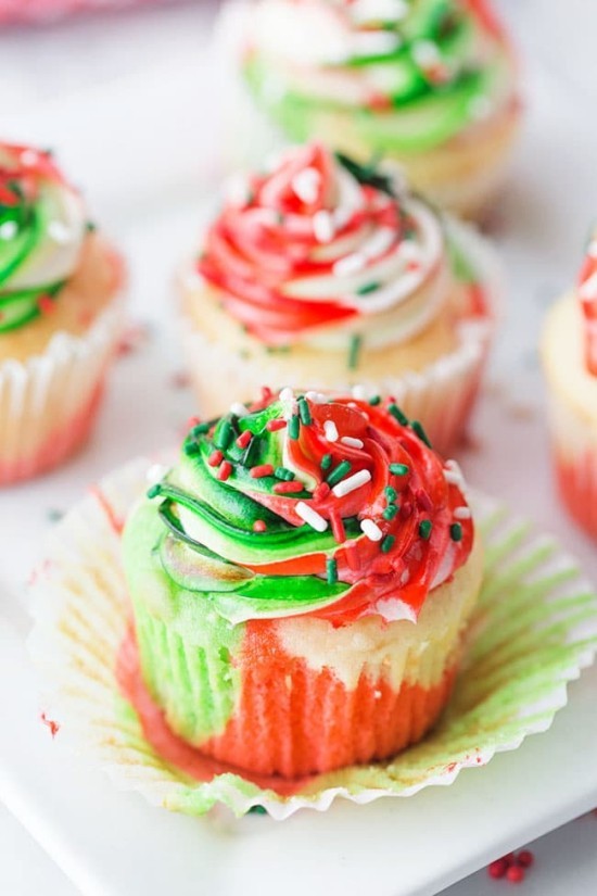 Weihnachtliche Muffins selber backen und dekorieren rot und grün trendfarben