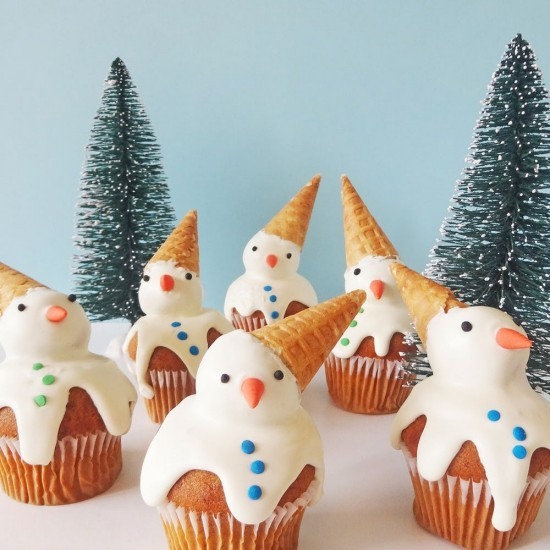 Weihnachtliche Muffins selber backen und dekorieren schmelzende schneemänner schokolade