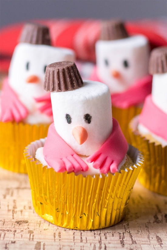 Weihnachtliche Muffins selber backen und dekorieren schneemänner aus marschmallows