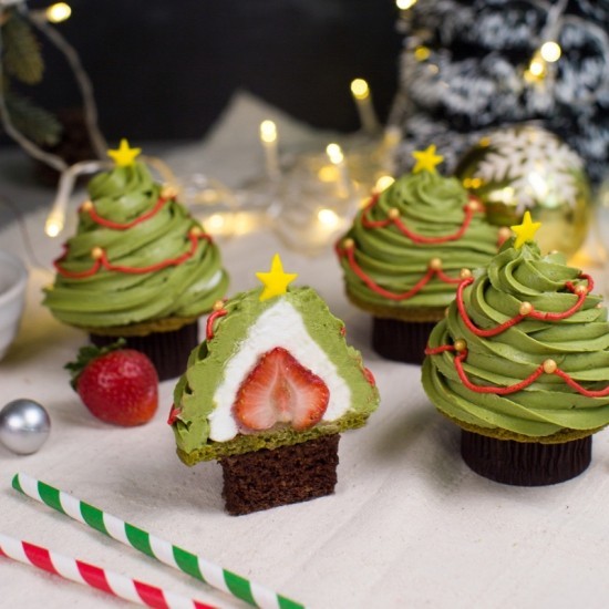 Weihnachtliche Muffins selber backen und dekorieren versteckte erdbeere in tannenbaum