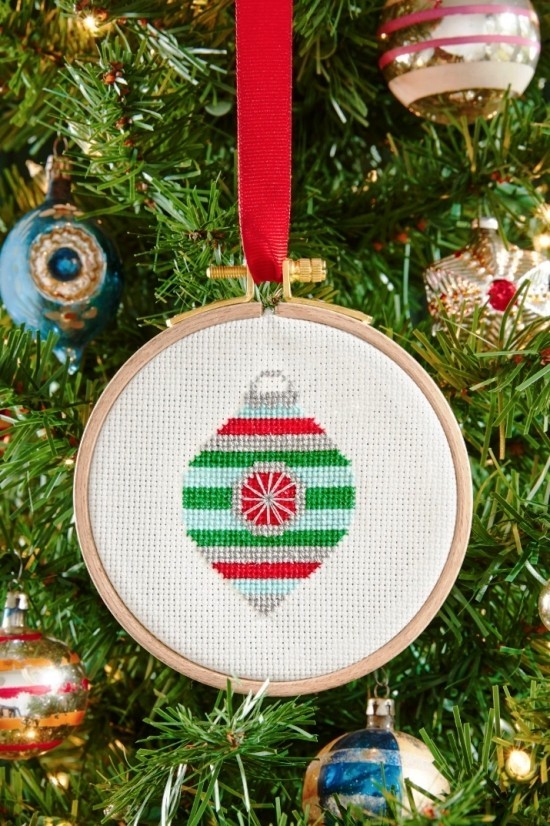 65 festliche Bastelideen für Weihnachten zum Verschenken christbaum ornament stricken stickrahmen