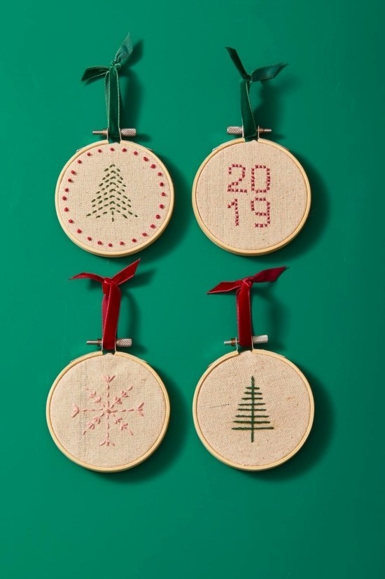 65 festliche Bastelideen für Weihnachten zum Verschenken christbaum ornamente strocken winzige stickrahmen