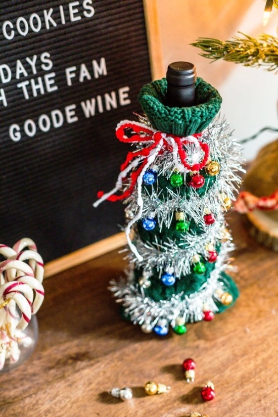 65 festliche Bastelideen für Weihnachten zum Verschenken flaschenhülse aus pullover und girlande basteln