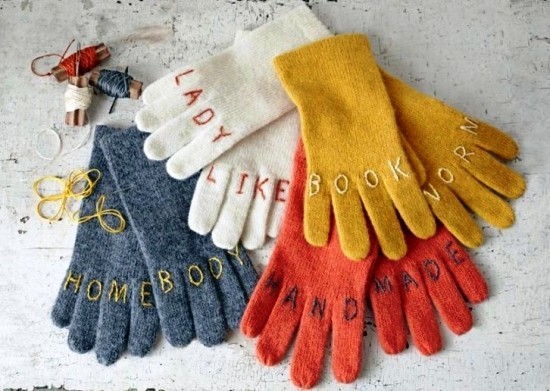 65 festliche Bastelideen für Weihnachten zum Verschenken kuschelige handschuhe verschönern stricken