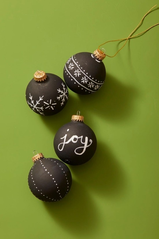 65 festliche Bastelideen für Weihnachten zum Verschenken schwarzwand ornamente effektvoll