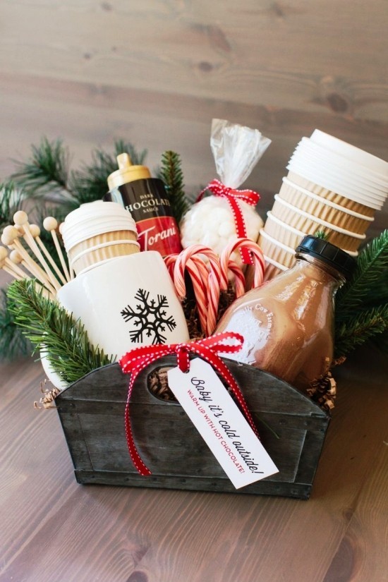 Geschenkkorb zu Weihnachten selber packen kleiner kasten mit viel drin schokoladen liebhaber