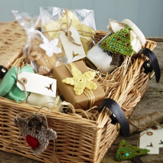 Geschenkkorb zu Weihnachten selber packen kleiner korb mit unterschiedlichen geschenken klein