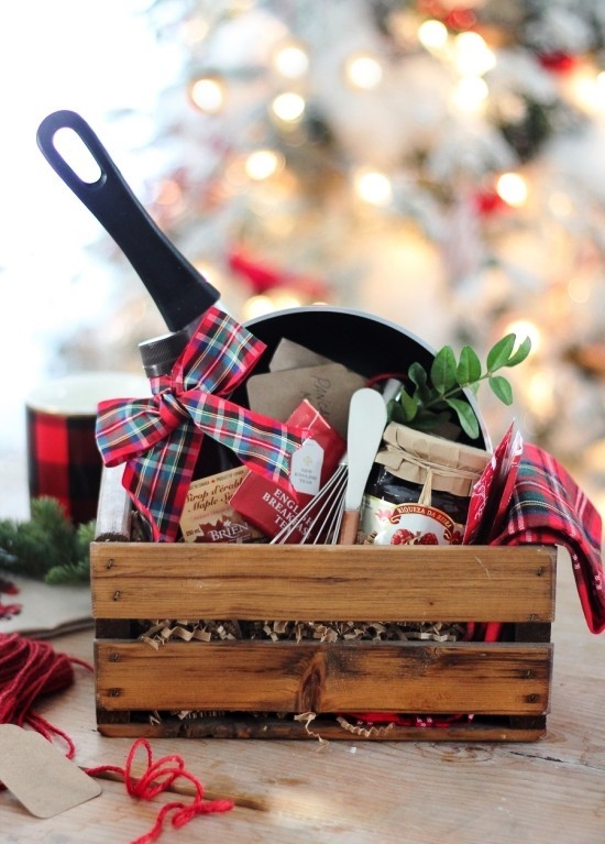 Geschenkkorb zu Weihnachten selber packen obstkiste mit back koch zubehör festlich dekoriert