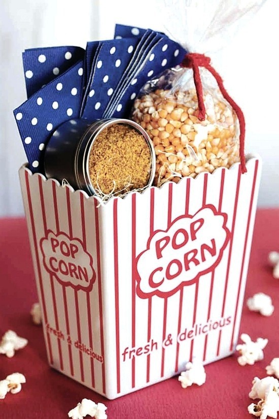 Geschenkkorb zu Weihnachten selber packen popcorn box mit mais und gewürze