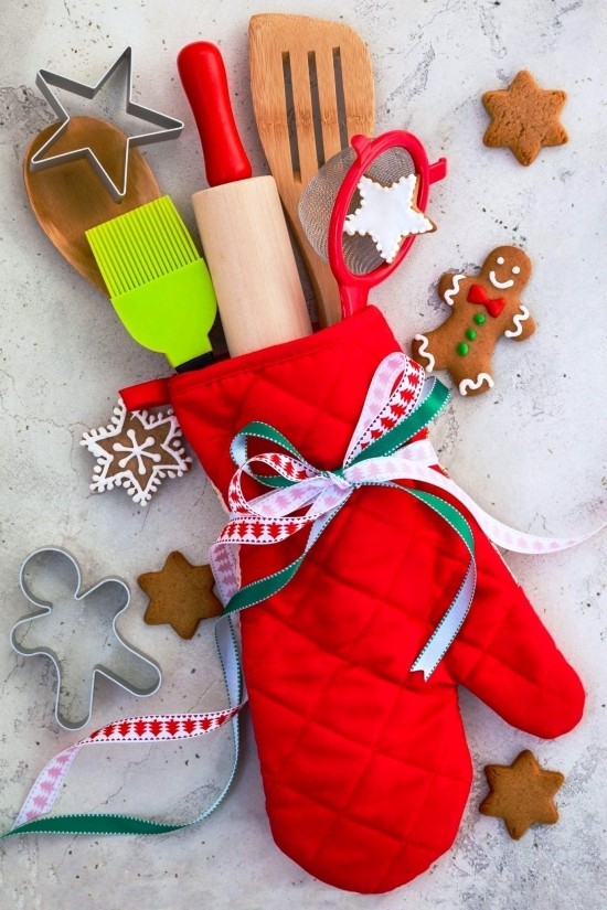 Geschenkkorb zu Weihnachten selber packen topfhandschuhe rot mit küchen zubehör