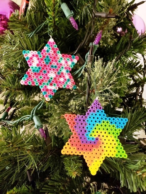 Mit Bügelperlen zu Weihnachten basteln 60 Ideen und Tipps bunte regenbogen sterne tannenbaum ornamente