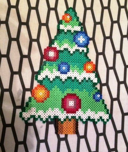 Mit Bügelperlen zu Weihnachten basteln 60 Ideen und Tipps christbaum mit schmuck bunt