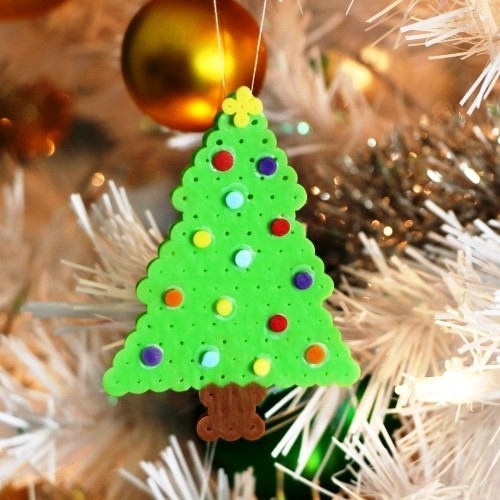 Mit Bügelperlen zu Weihnachten basteln 60 Ideen und Tipps christbaum mit schmuck ornament