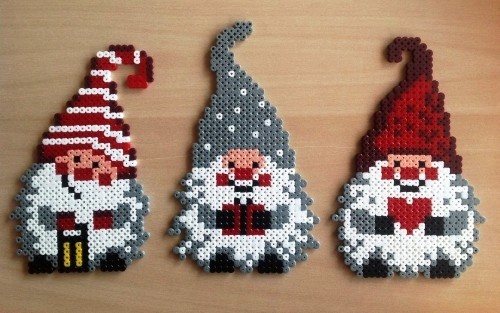 Mit Bügelperlen zu Weihnachten basteln 60 Ideen und Tipps kleine liebliche zwerge elfen mit geschenken