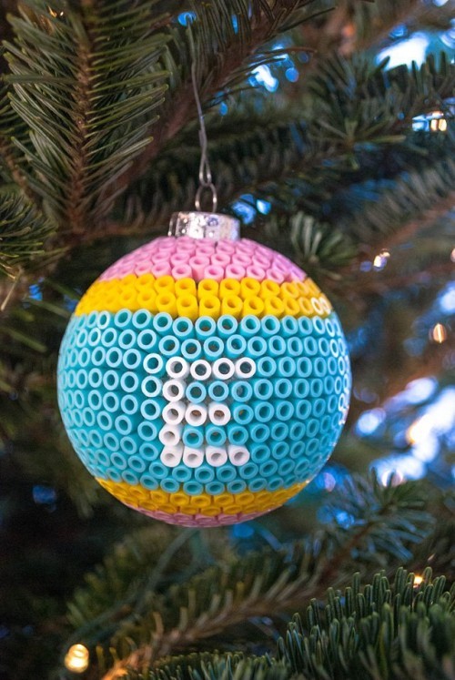 Mit Bügelperlen zu Weihnachten basteln 60 Ideen und Tipps oranment für christbaum mit perlen geklebt