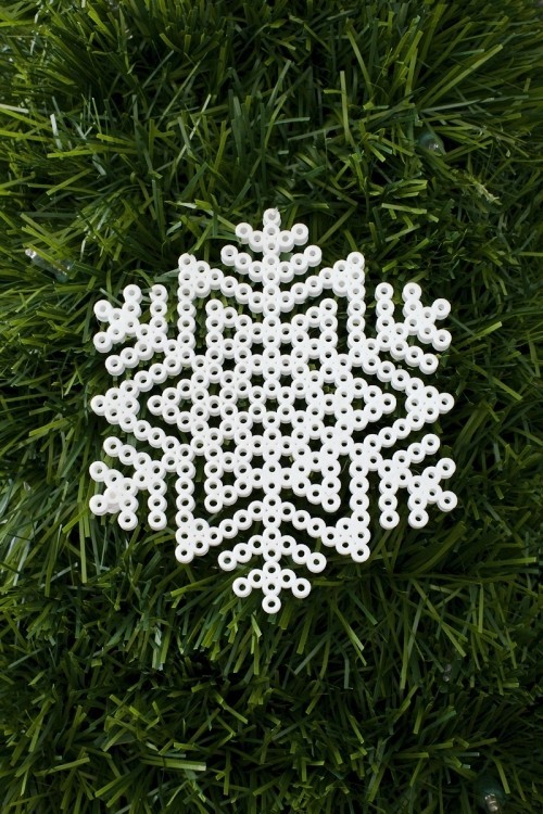 Mit Bügelperlen zu Weihnachten basteln 60 Ideen und Tipps weiße schneeflocken chritbaum ornament
