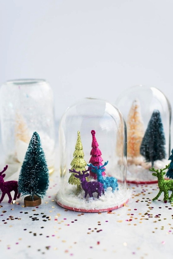Schneekugel zu Weihnachten selber machen – 2 Anleitungen und Ideen abstrakt mit bunten bäumen und hirschen