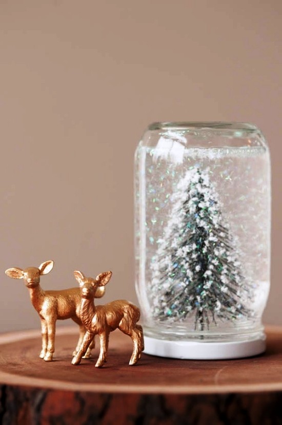 Schneekugel zu Weihnachten selber machen – 2 Anleitungen und Ideen glas mit wasser tannenbaum schnee