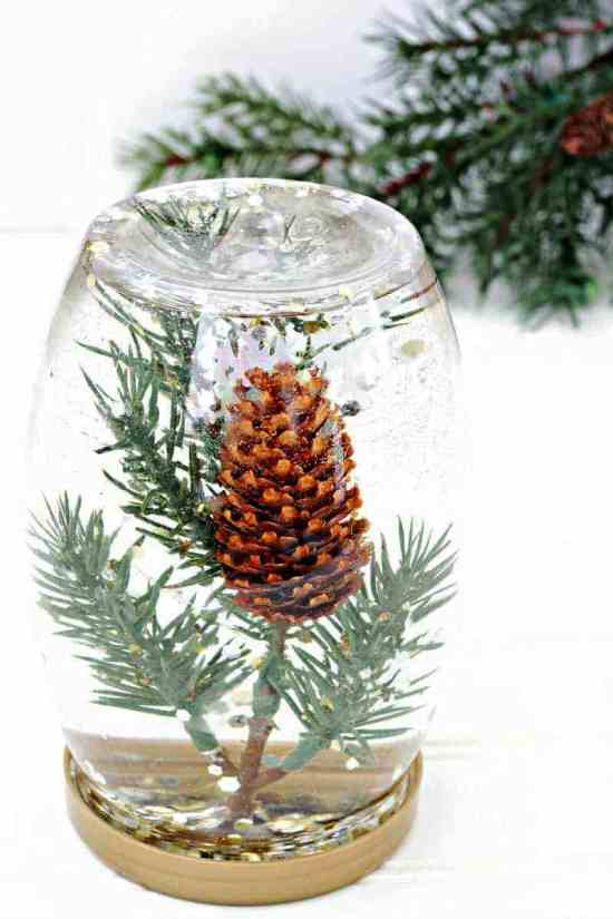 Schneekugel zu Weihnachten selber machen – 2 Anleitungen und Ideen glas mit zweig und zapfen plastik