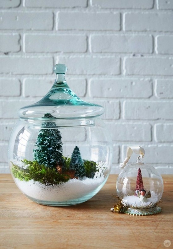 Schneekugel zu Weihnachten selber machen – 2 Anleitungen und Ideen glasbehälter mit wald landschaften bäume moos