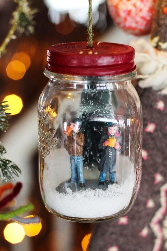 Schneekugel zu Weihnachten selber machen – 2 Anleitungen und Ideen paar miniaturen mit tassen stadtlandschaft