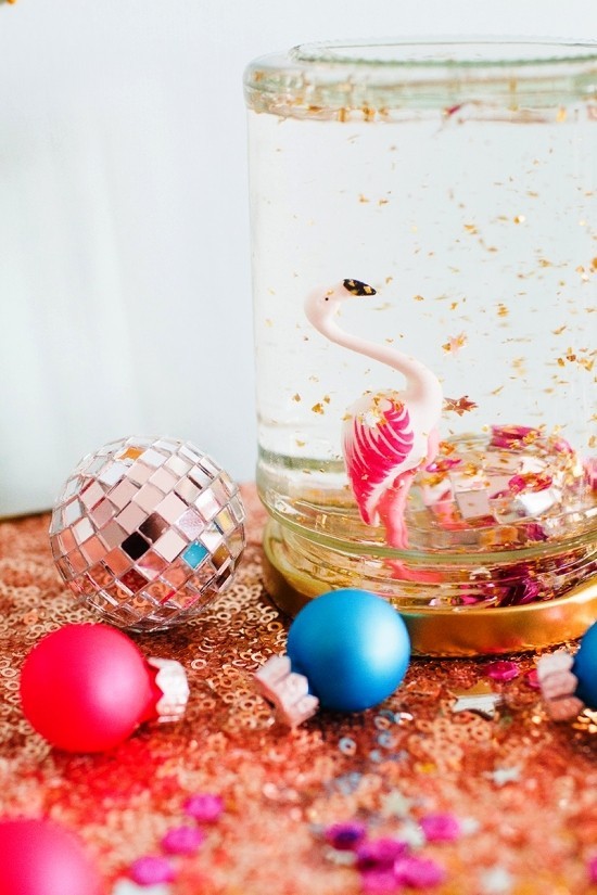 Schneekugel zu Weihnachten selber machen – 2 Anleitungen und Ideen party sommerlich gold glitzer flamingo