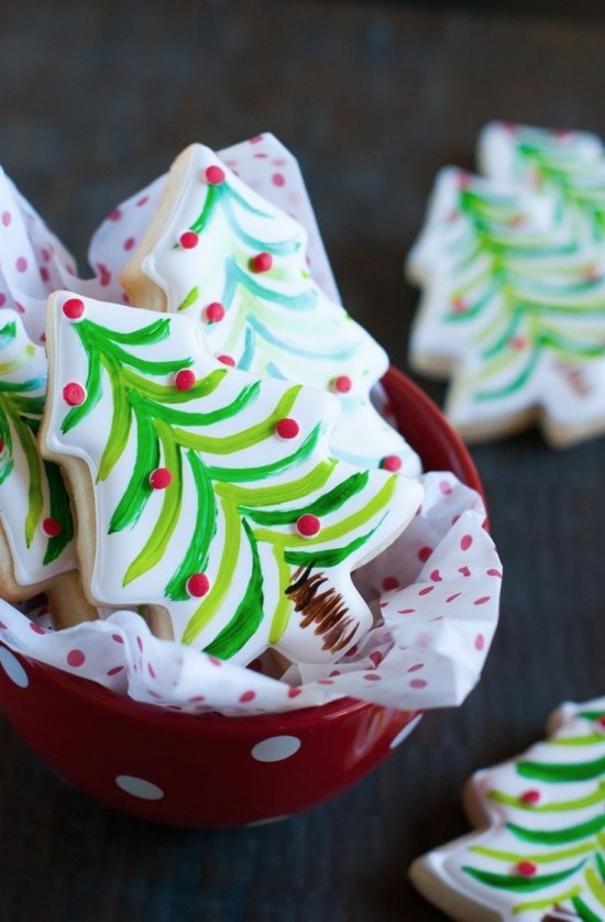 Süße Butterplätzchen zu Weihnachten backen und dekorieren christbaum mit lebensmittelstifte malen