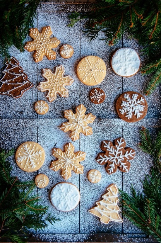 Süße Butterplätzchen zu Weihnachten backen und dekorieren designs festlich weihnachten puderzucker schneeflocken