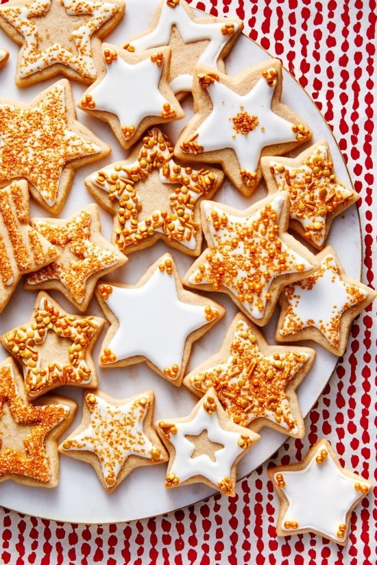 Süße Butterplätzchen zu Weihnachten backen und dekorieren gold weiße sterne schick modern